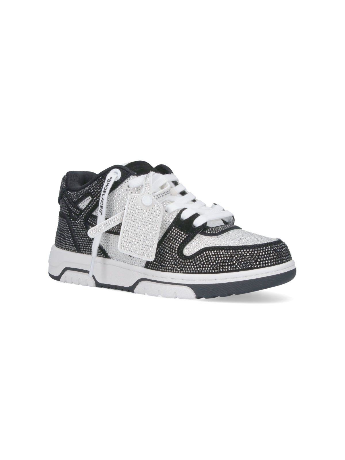 Low-Top Black Sneakers with Modern Design and Durable Sole