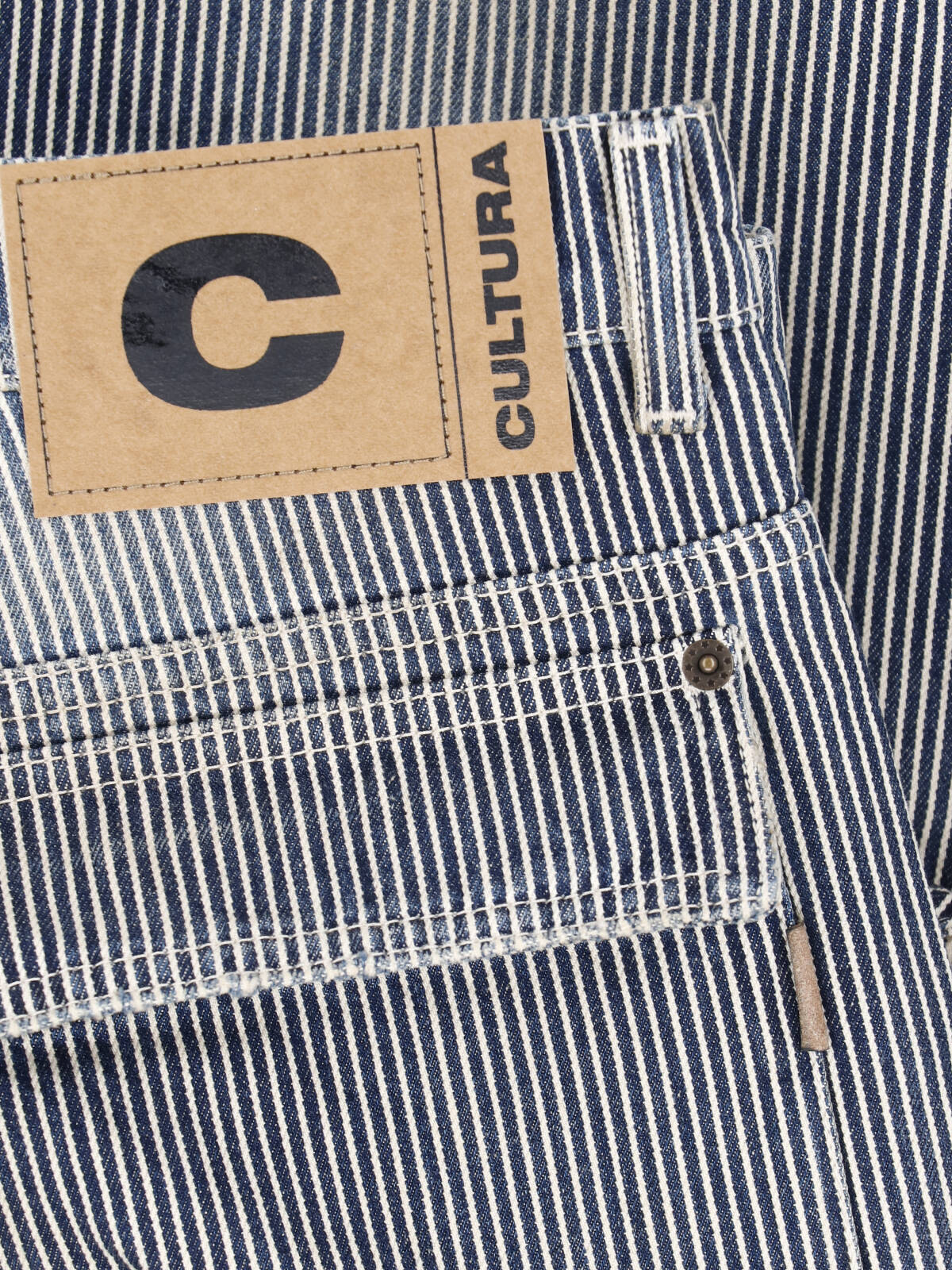 Relaxed Fit Denim Jeans with Vertical Pinstripe Pattern and Vintage Aesthetic