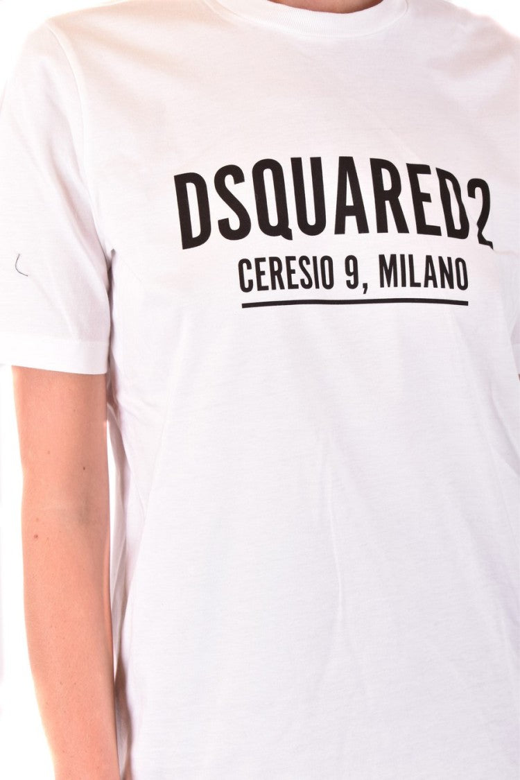 Klasyczny biały T-shirt z odważnym wzorem logo