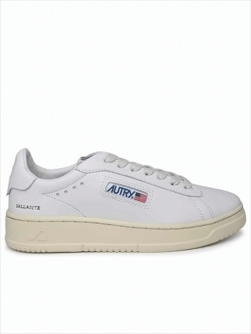 Minimalist Low-Top Sneakers with Smooth Leather Uppers
