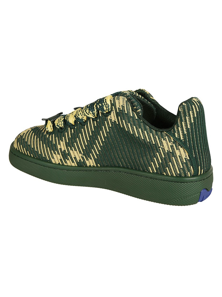 Teksturowane zielone sneakersy z dynamicznymi paskami