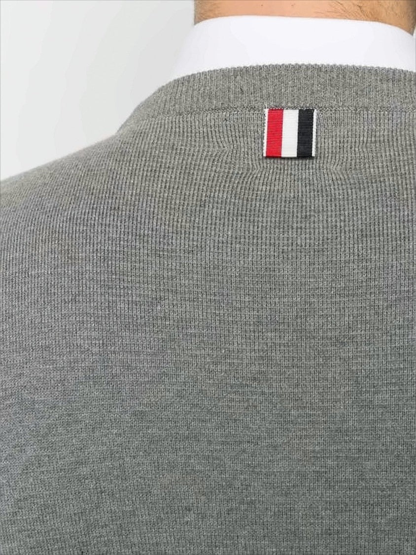 Sweter z dzianiny z opaskami w paski RWB na rękawach i dopasowanym fasonie