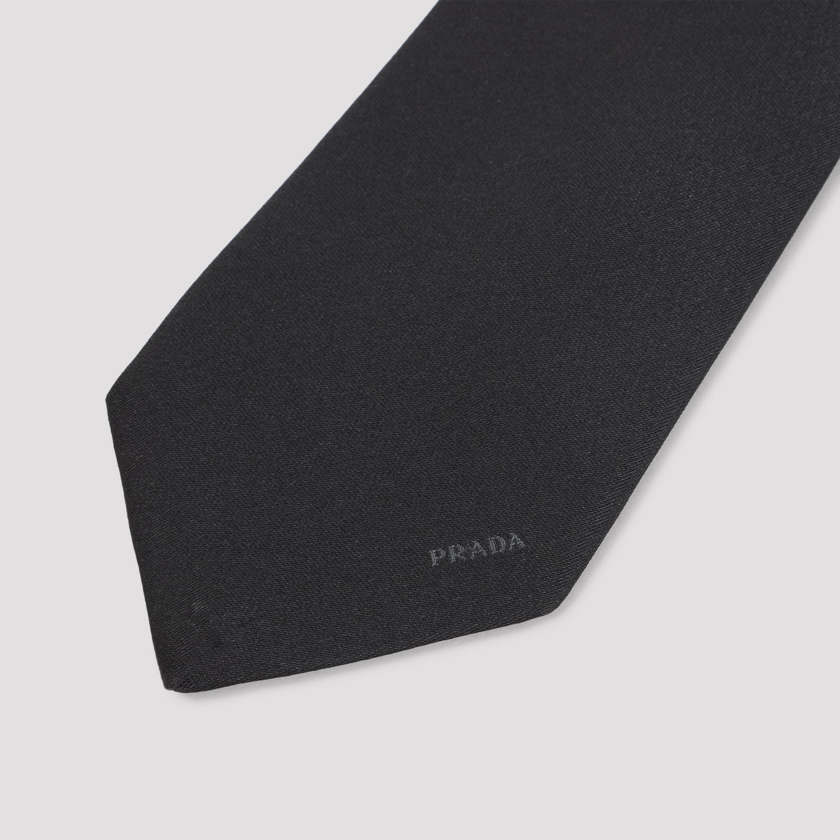 Silk Tie with Subtle Sheen and Discreet Logo