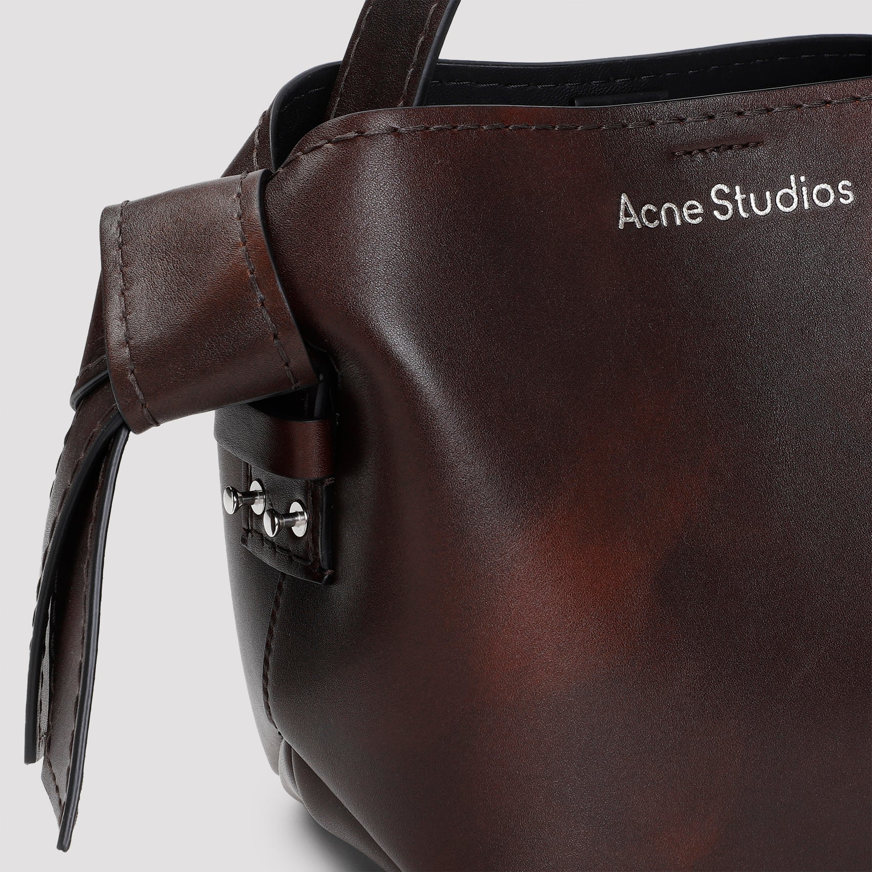 Handbag in Luxurious Calf and Lamb Leather with Ample Space and Iconic Design