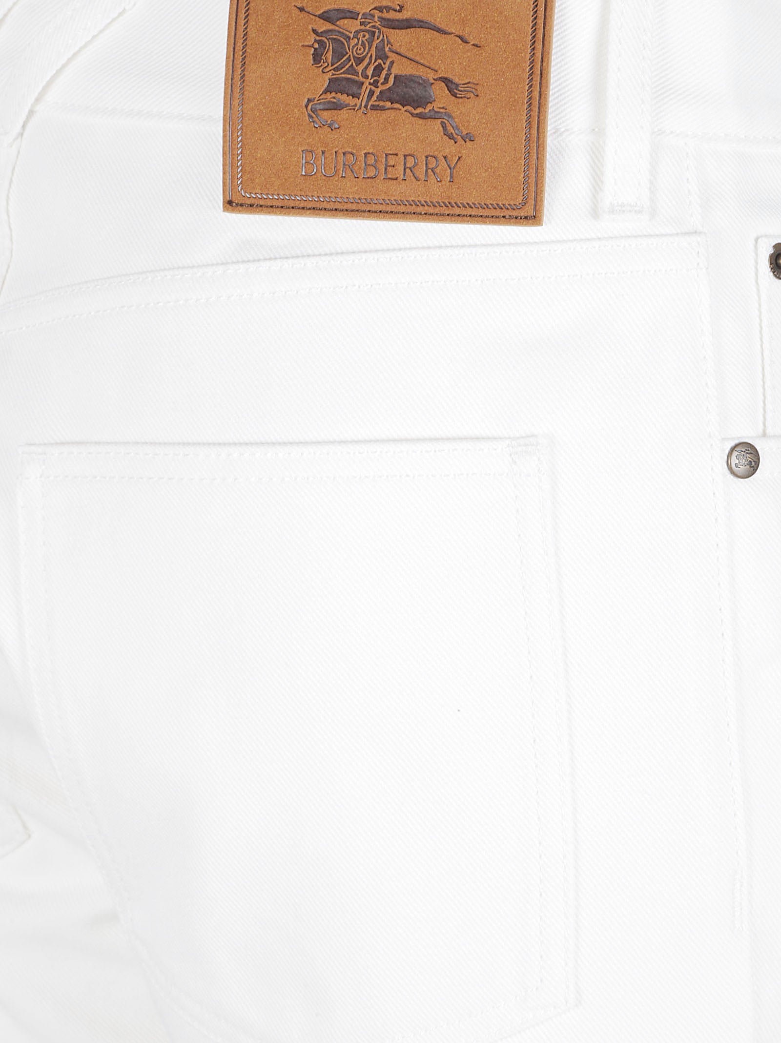 Straight-Leg White Jeans with Five-Pocket Design and Leather Patch