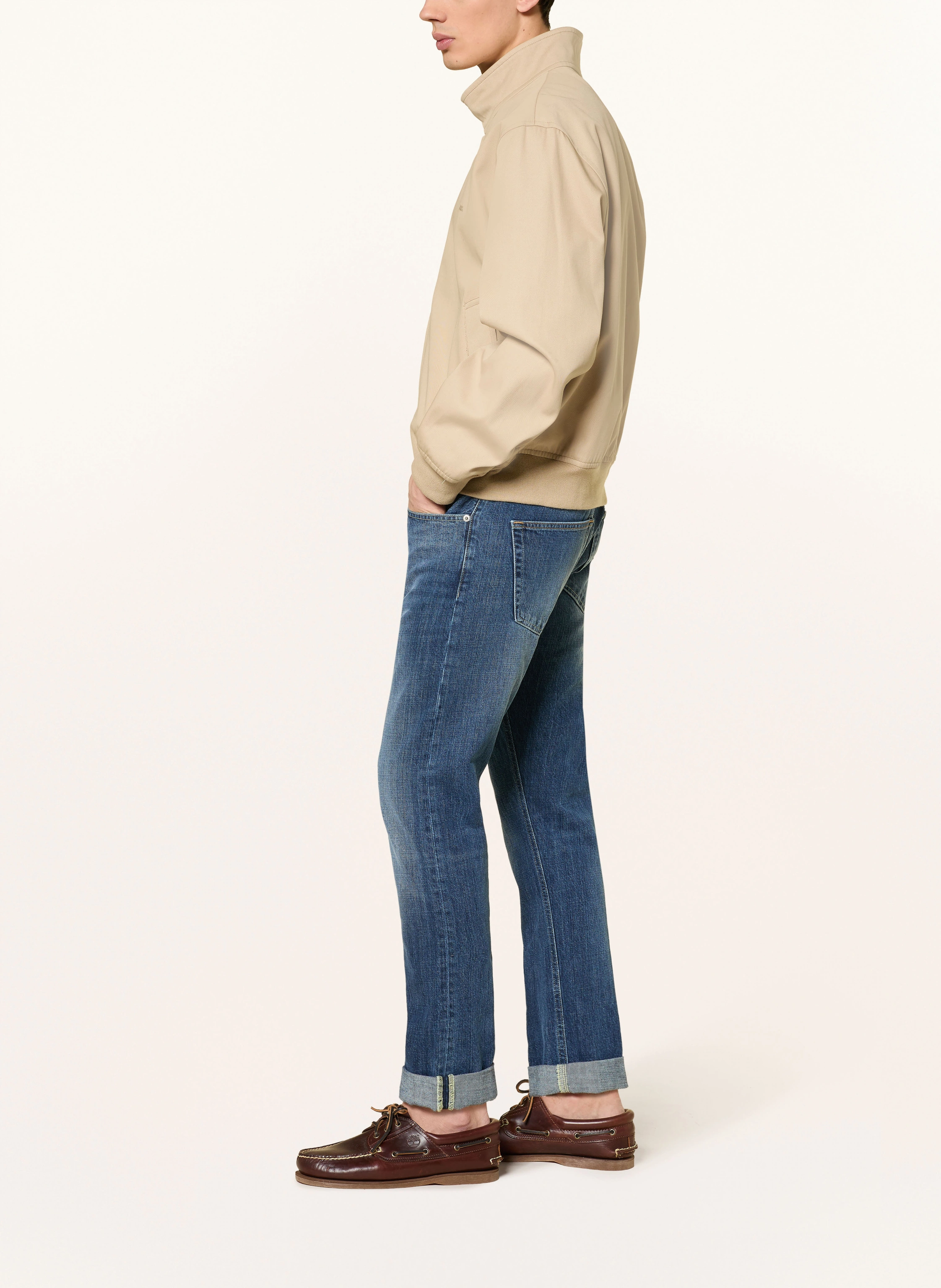 Straight-Leg Jeans with Medium Wash and Rolled Cuffs