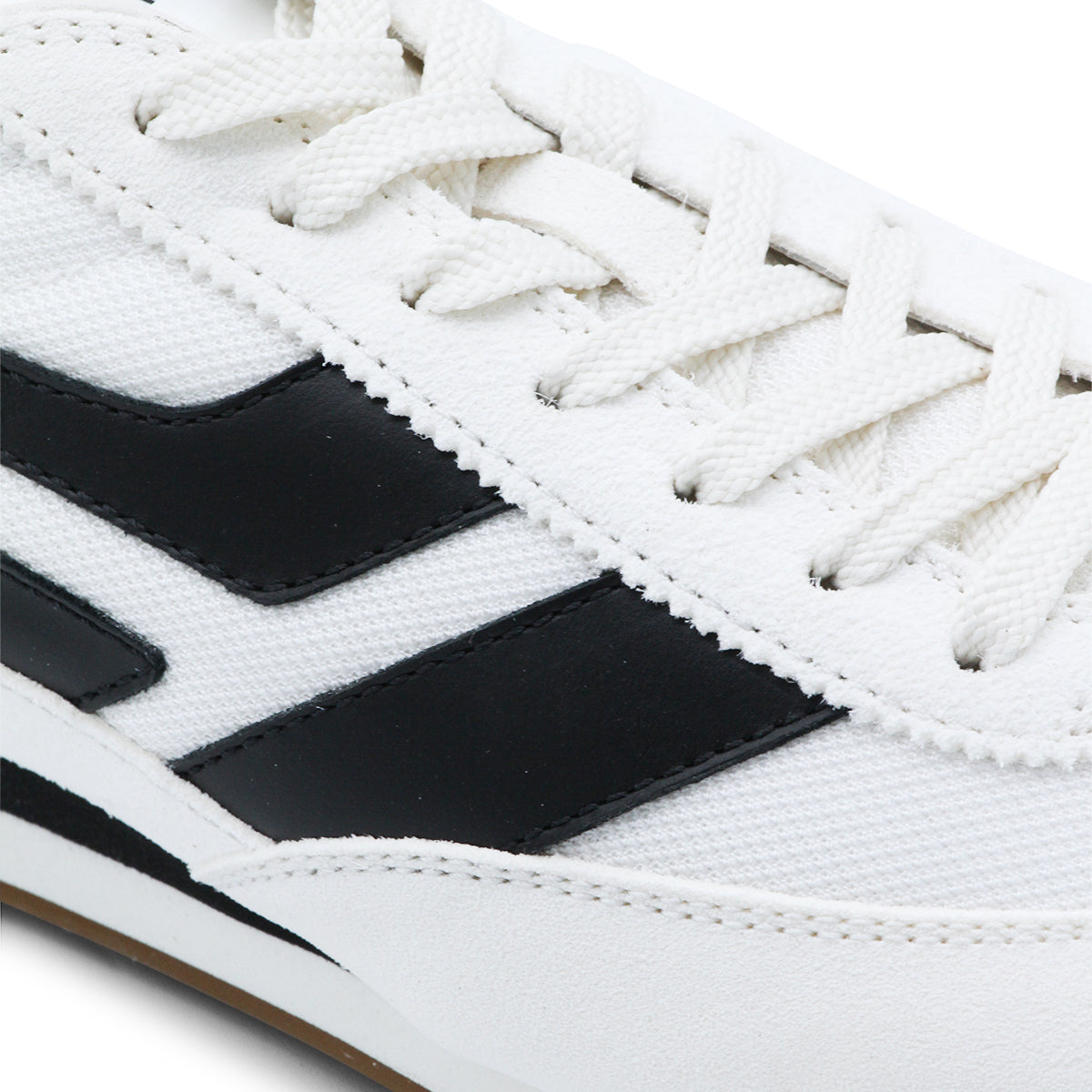 Minimalist White Sneakers with Smooth Silhouette