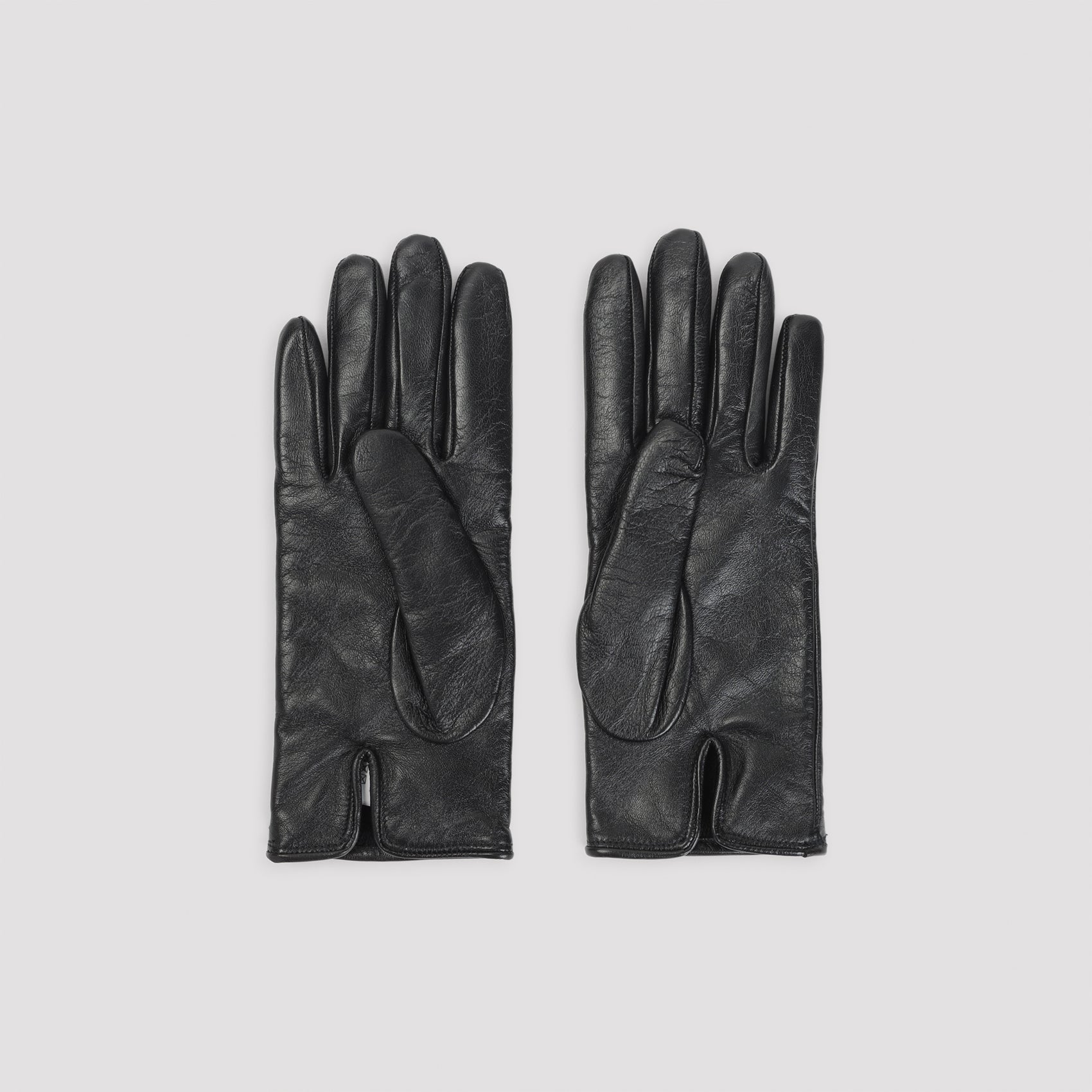 Sleek Leather Gloves with Subtle Logo Detail