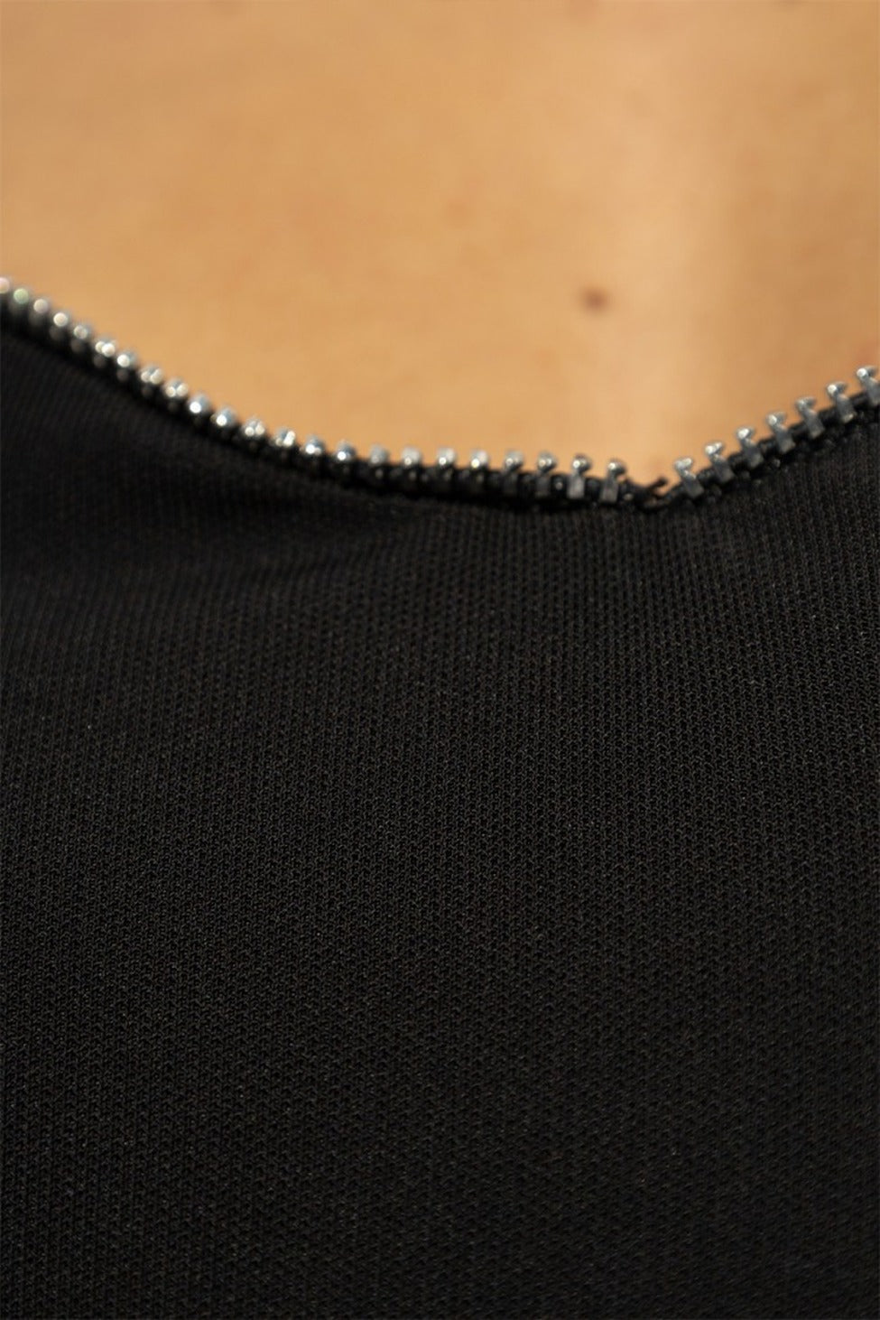 Fitted Black Dress With Off-The-Shoulder Sleeves And Sweetheart Neckline