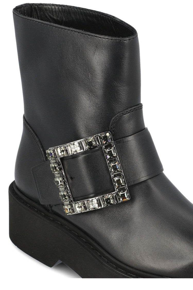 Pointed Toe Black Boots With Moderate Heel And Streamlined Silhouette