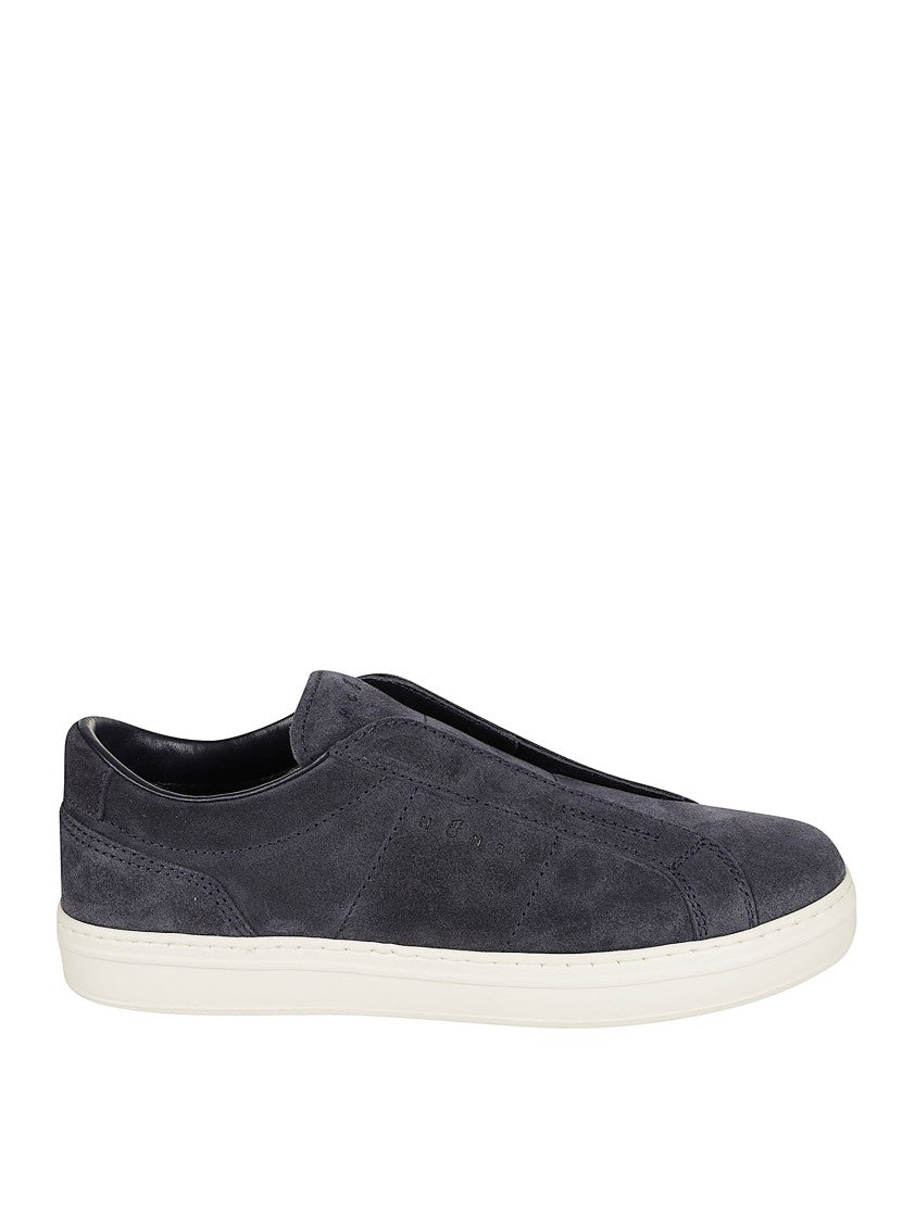 Suede Sneakers With Nostalgic '80S Basketball Aesthetic