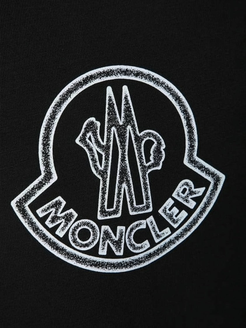 Short-Sleeve Black T-Shirt With Logo Emblem And Relaxed Fit