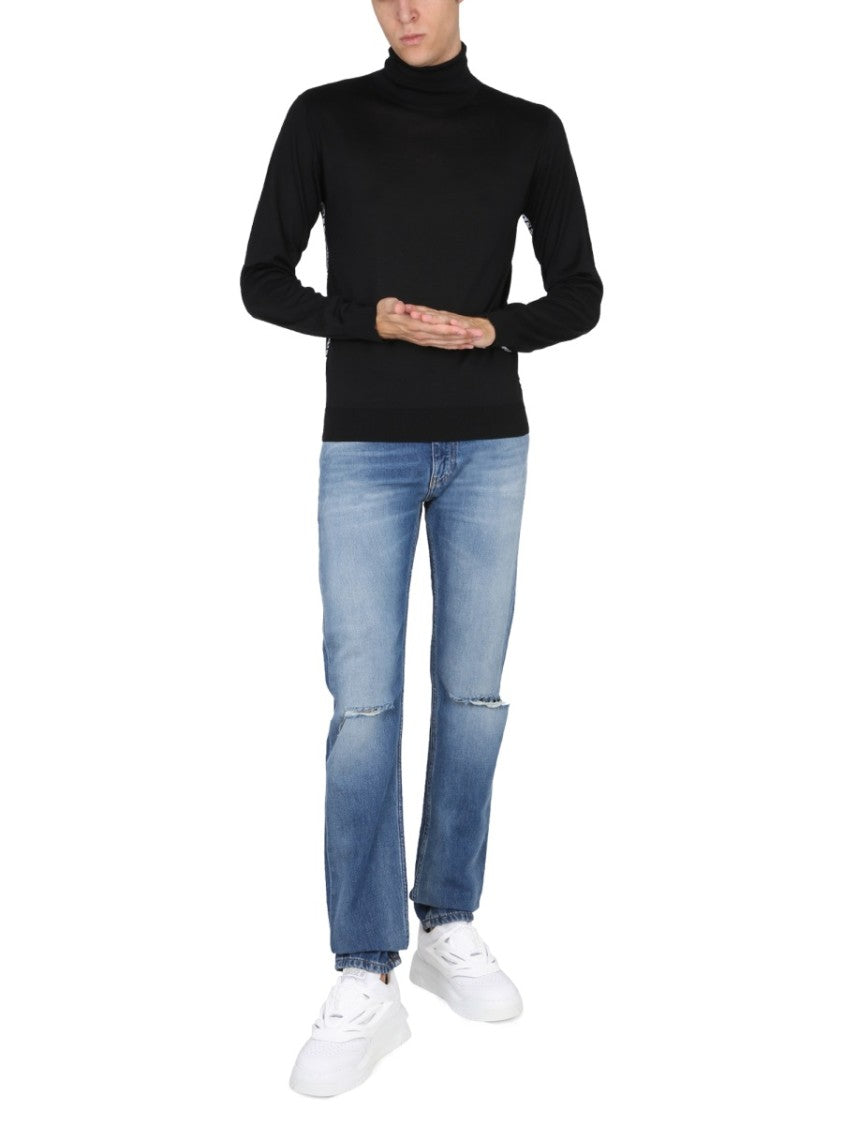 Straight-Leg Jeans With Distressed Detailing