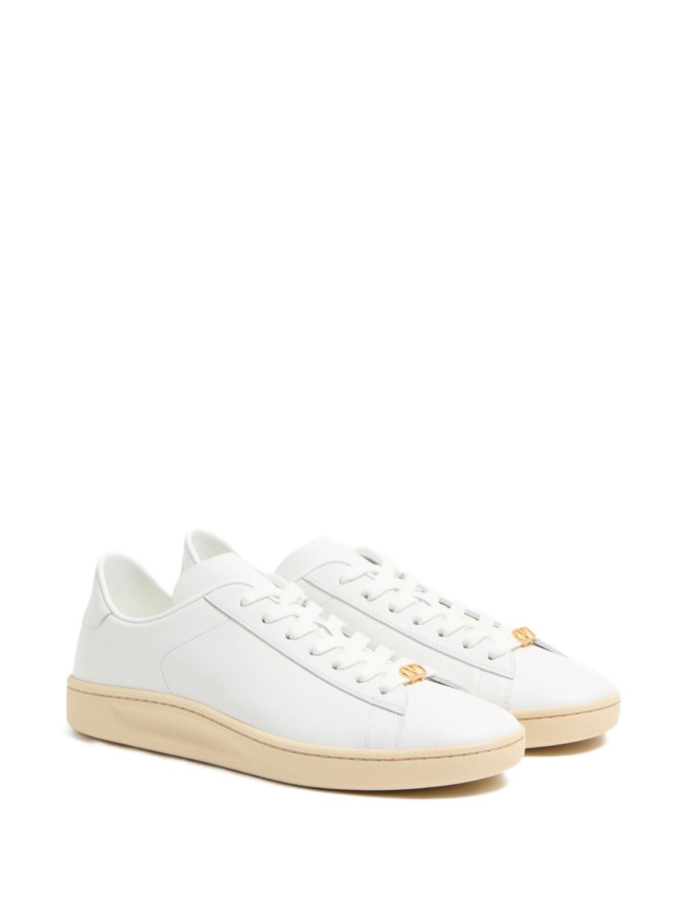 Minimalistyczne białe sneakersy na podwyższonej podeszwie