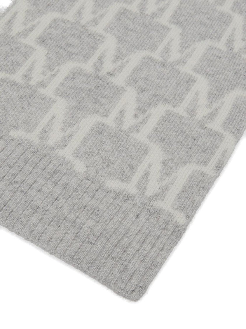 Refined Cashmere Scarf With Timeless Design