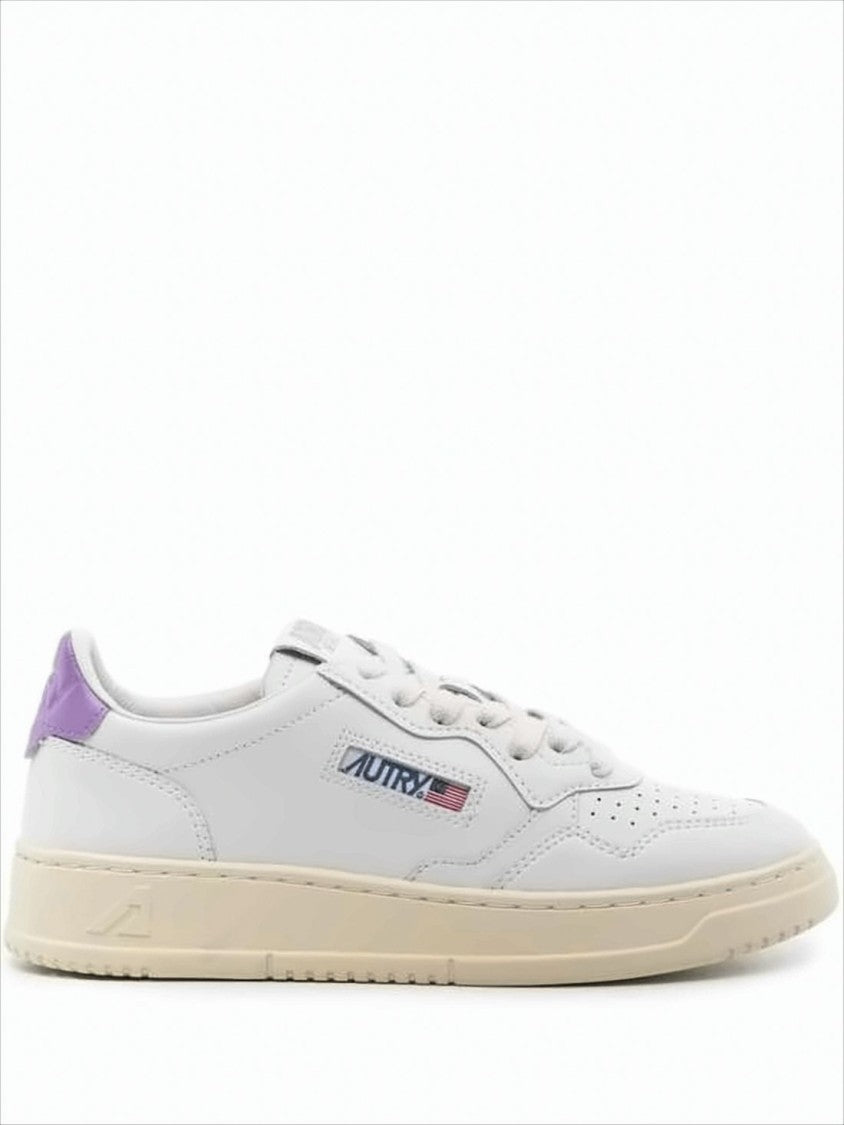 Low-Top Sneakers with Smooth Leather Upper and Vintage Appeal