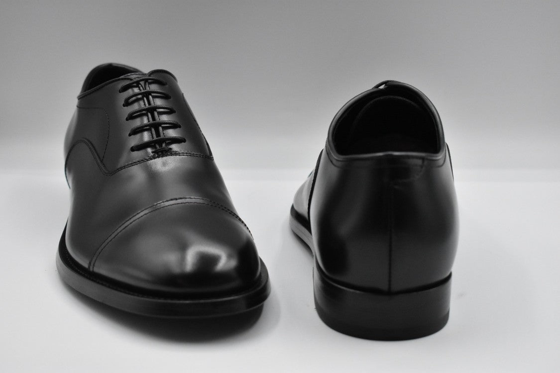 Polished Black Lace-Up Shoes With Low-Profile Heel
