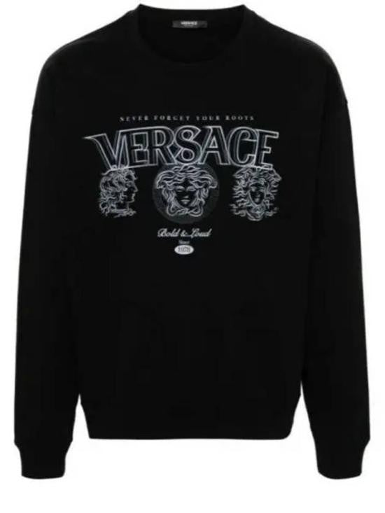 Long-Sleeve Black Graphic Print Sweatshirt with Medusa Motifs