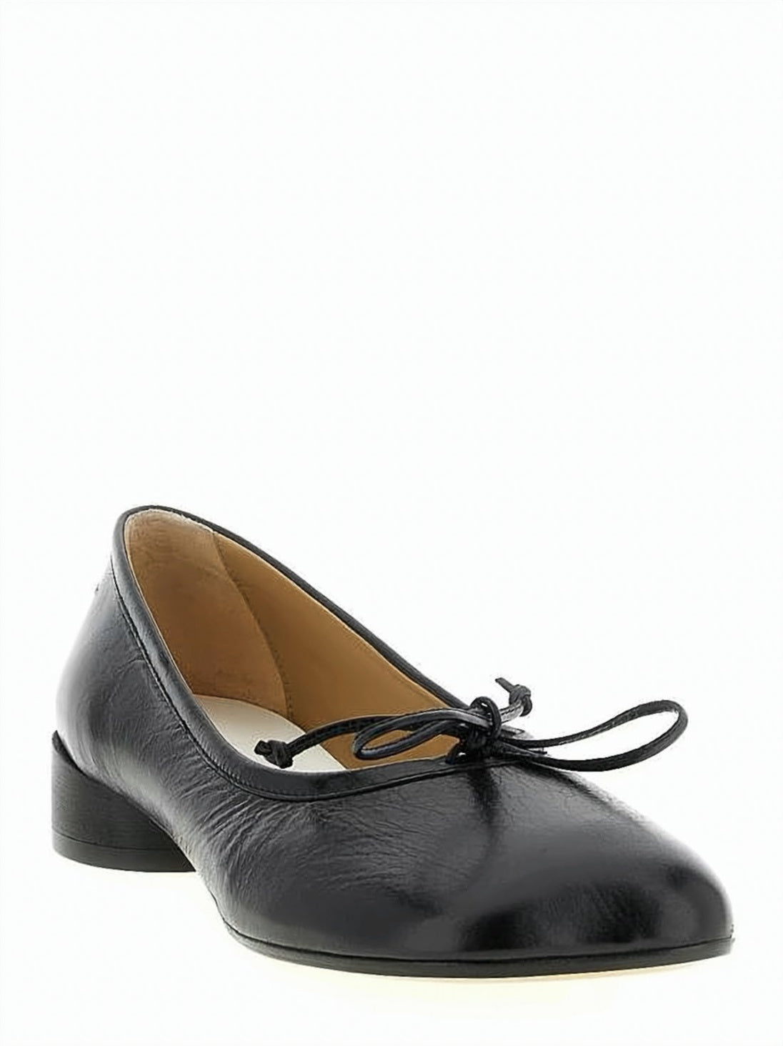 Elegant Black Flat Shoes with Bow Detail and Polished Finish
