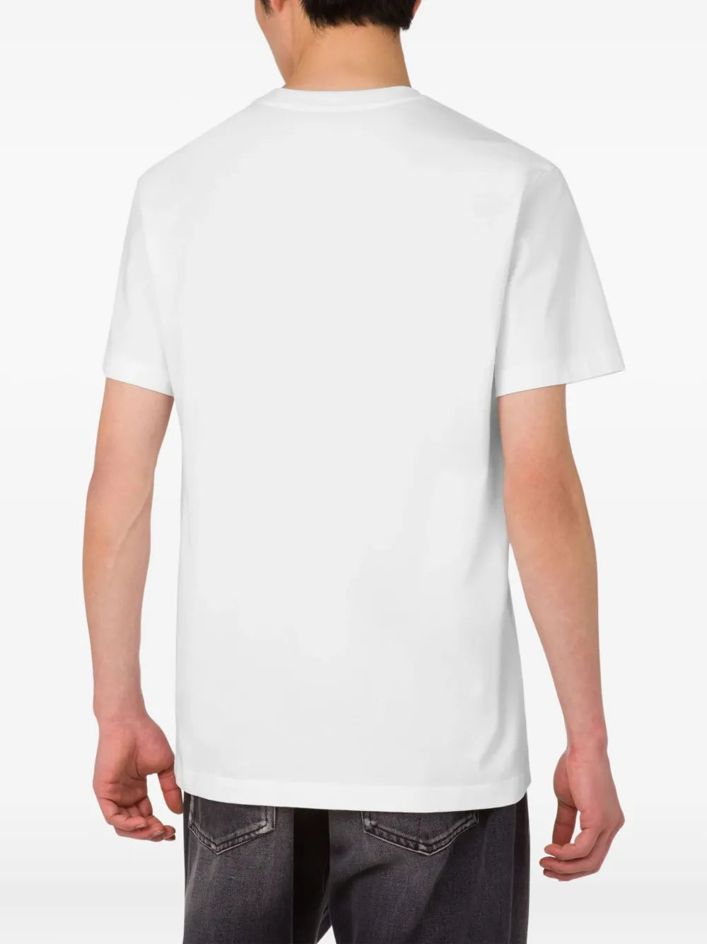 Minimalistyczny biały T-shirt z dopasowaniem