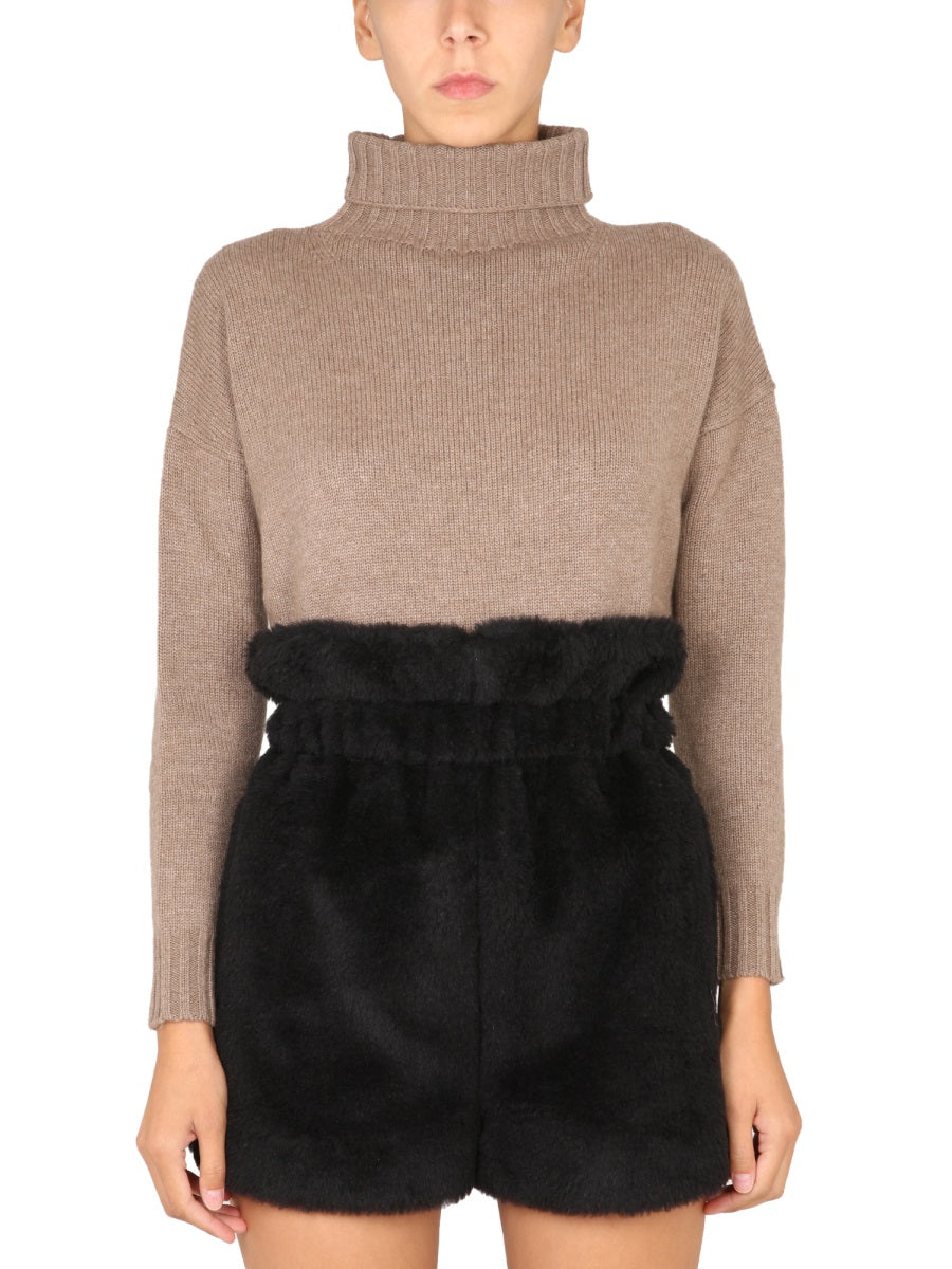 Cropped Round-Neck Top with Fitted Silhouette