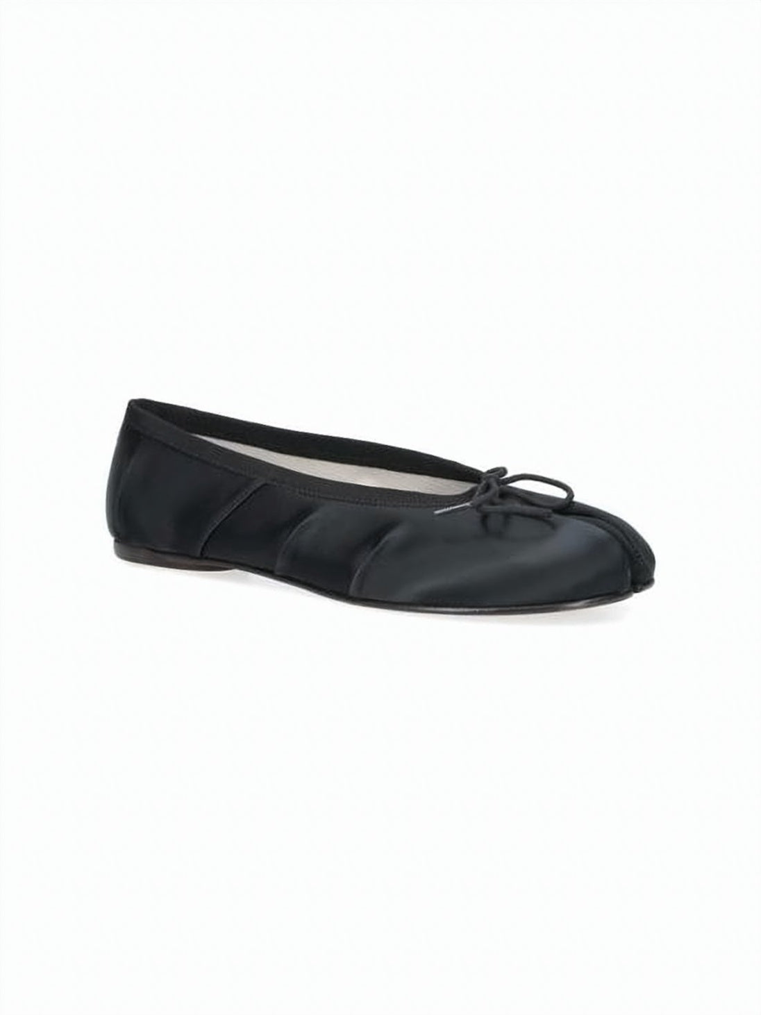 Flat Shoes with Distinctive Split-Toe Design