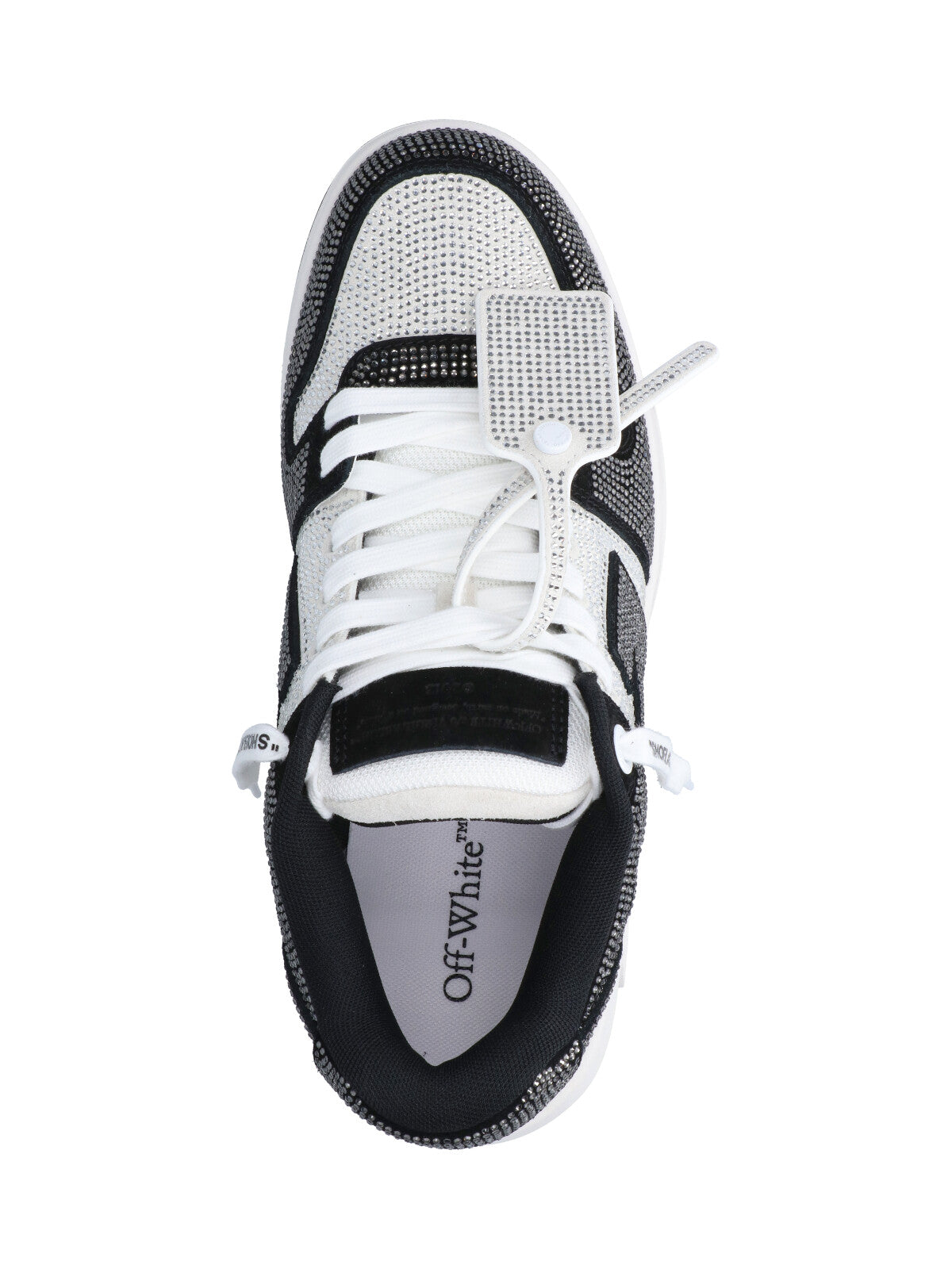 Low-Top Black Sneakers with Modern Design and Durable Sole