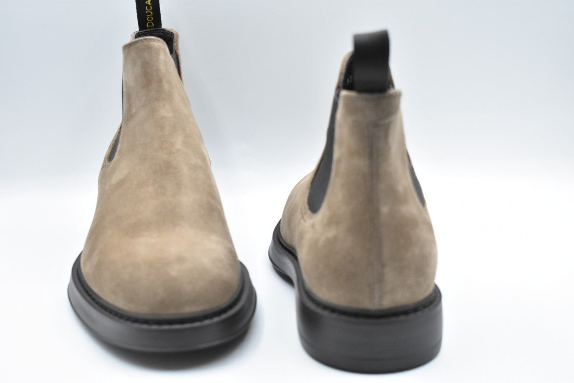 Sophisticated Flat Shoes with Elastic Panels
