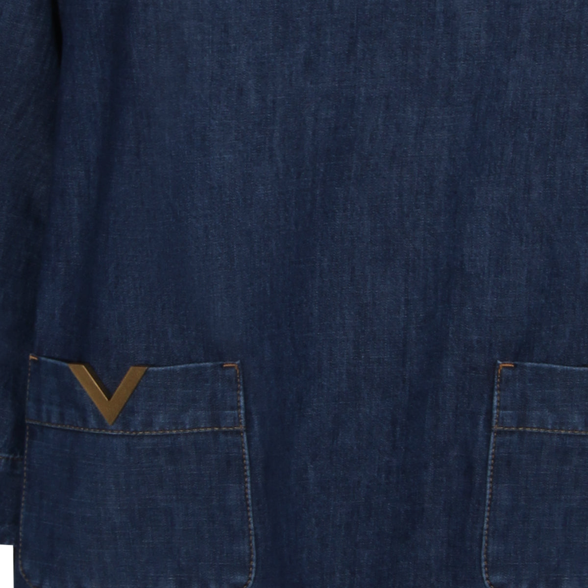 Klasyczna sukienka o dopasowanym kroju