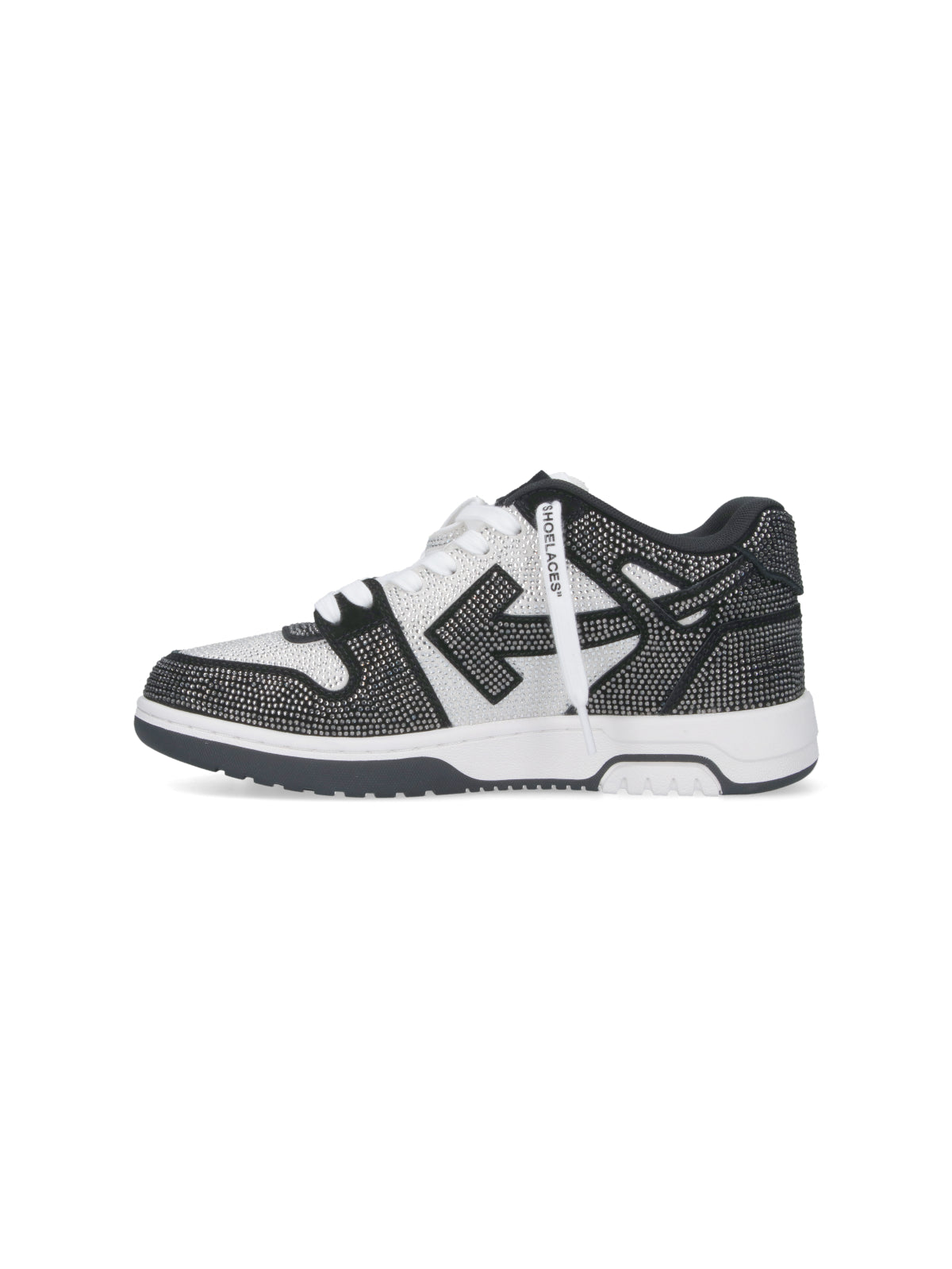 Low-Top Black Sneakers with Modern Design and Durable Sole